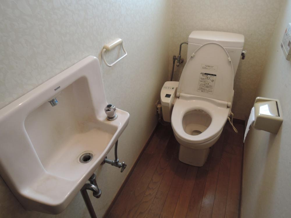 Toilet. Indoor (12 May 2013) Shooting