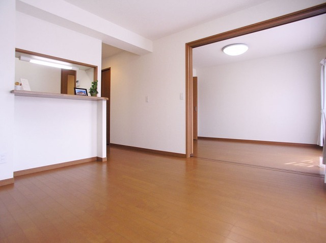 Living and room. The floor is firm flooring ☆