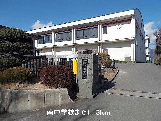 Junior high school. 1300m to the south junior high school (junior high school)