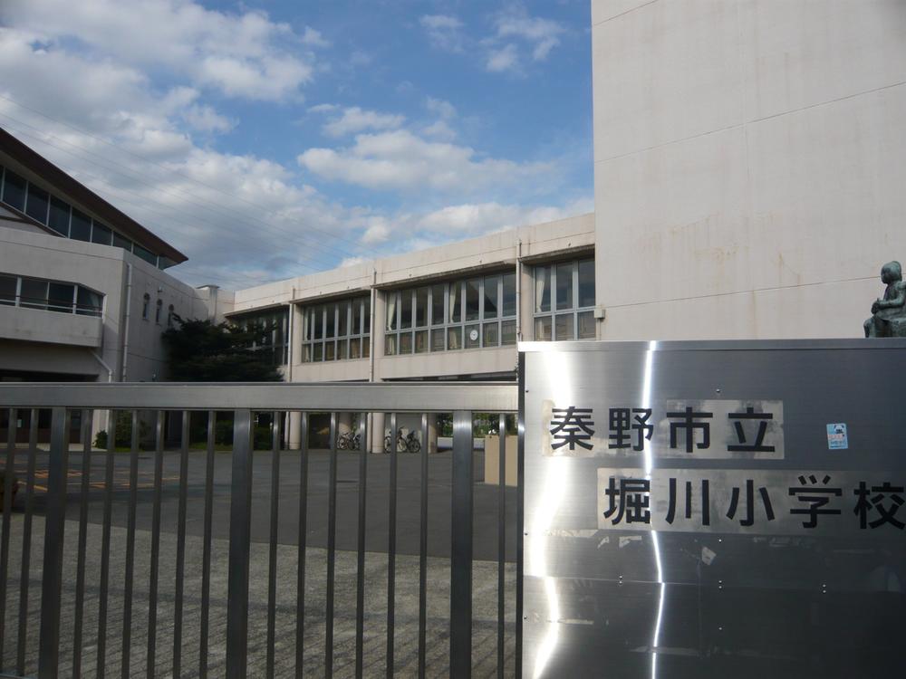 Primary school. 880m to Horikawa elementary school