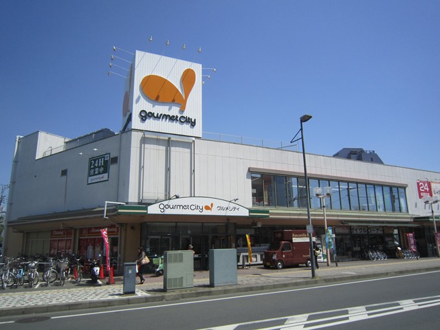 Supermarket. 1390m to Gourmet City radish store (Super)