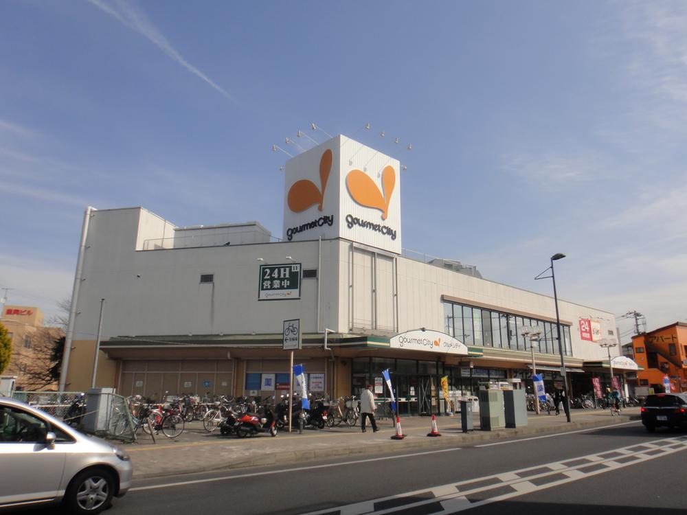 Supermarket. Daiei Gourmet City radish store up to 400m