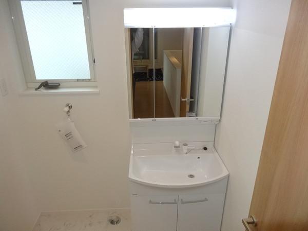 Wash basin, toilet. Indoor (May 18, 2013) Shooting