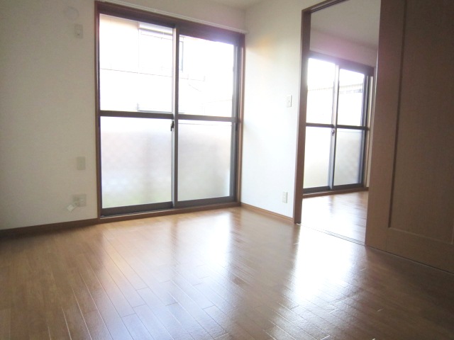 Living and room. You can use a wide room with sliding doors that do not take place!