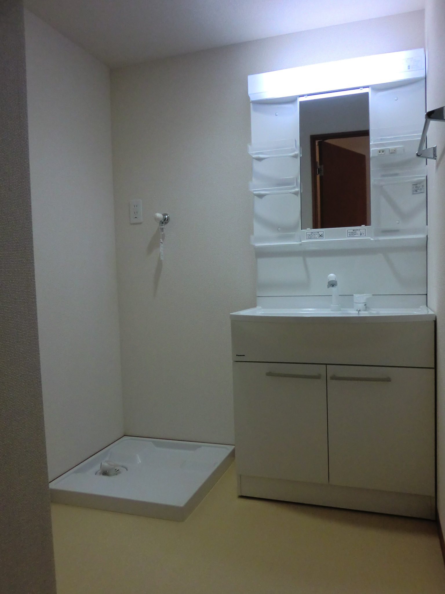 Washroom. Washbasin with shower Dresser ・ Laundry Area