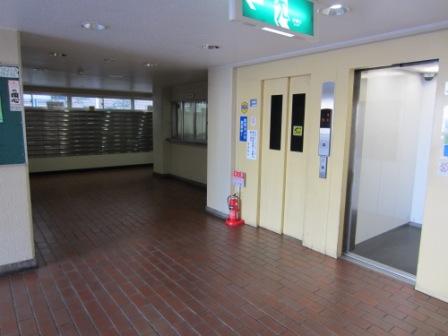 Entrance. Elevator 2 group is also useful when busy