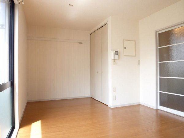 Living and room. Sunny Western-style in the southwest-facing room. 