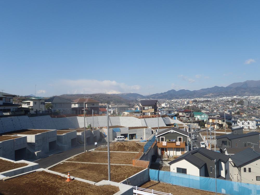 Local land photo. Since the terraced a day is good. Built-in garage will be able to protect the car from the wind and rain. You can play equipment also housed children.