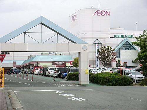 Shopping centre. Since the 1700m large parking lot to the ion Hadano store also are installed, Shopping is convenient by car. Other shopping facilities York Mart (900m), Yamada Denki (900m), UNIQLO (800m) is also available.