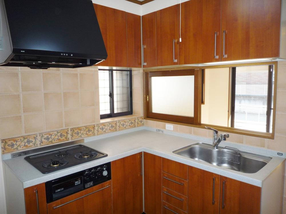 Kitchen. Easy-to-use nice L-shaped kitchen!