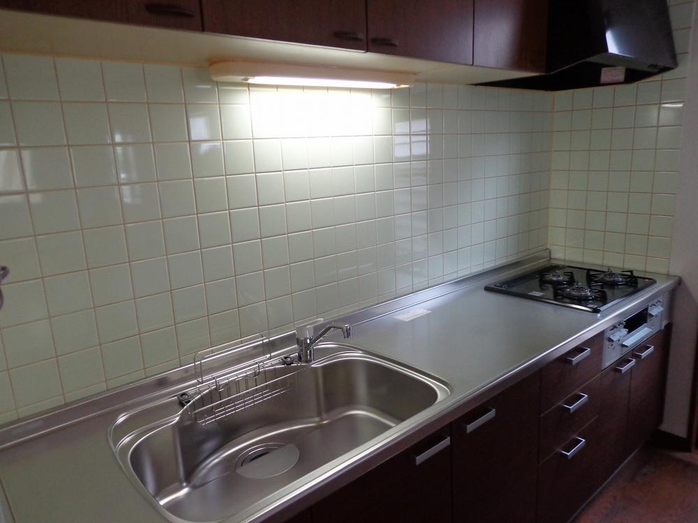 Kitchen. Renovated is !! is a three-necked gas stove !!