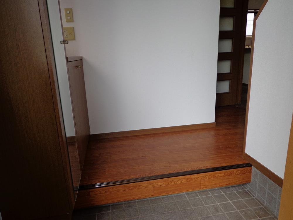 Entrance. Spacious is the entrance !! storage space is also plenty !!