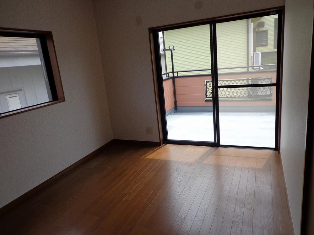 Non-living room. The second floor is the south side of the room!