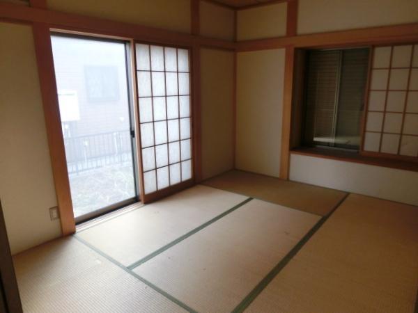 Non-living room. The first floor Japanese-style room. And clean renovation. (It is a photograph in the renovation than Japanese-style LD)