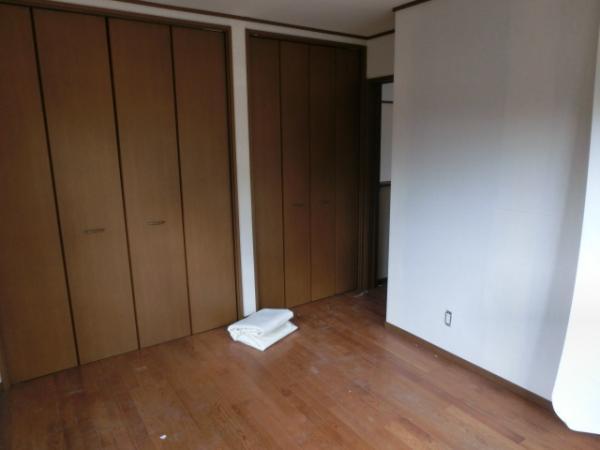 Non-living room. 2 Kaiyoshitsu (1) in the closet direction renovation