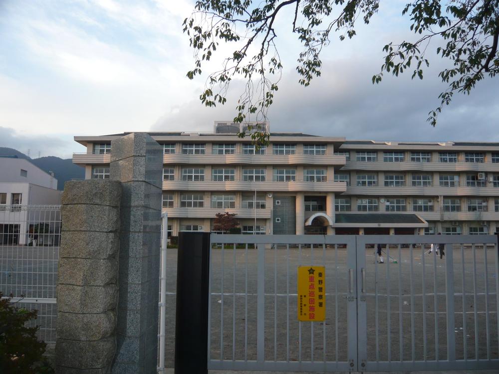 Primary school. 2900m to East Elementary School