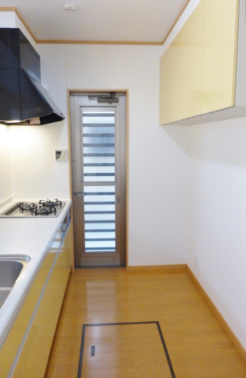 Kitchen. Storage capacity rich kitchen! There hanging cupboard
