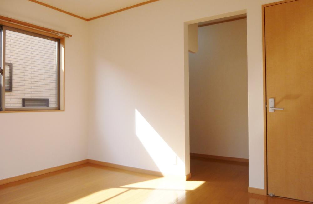 Non-living room. Walk-in closet Available!