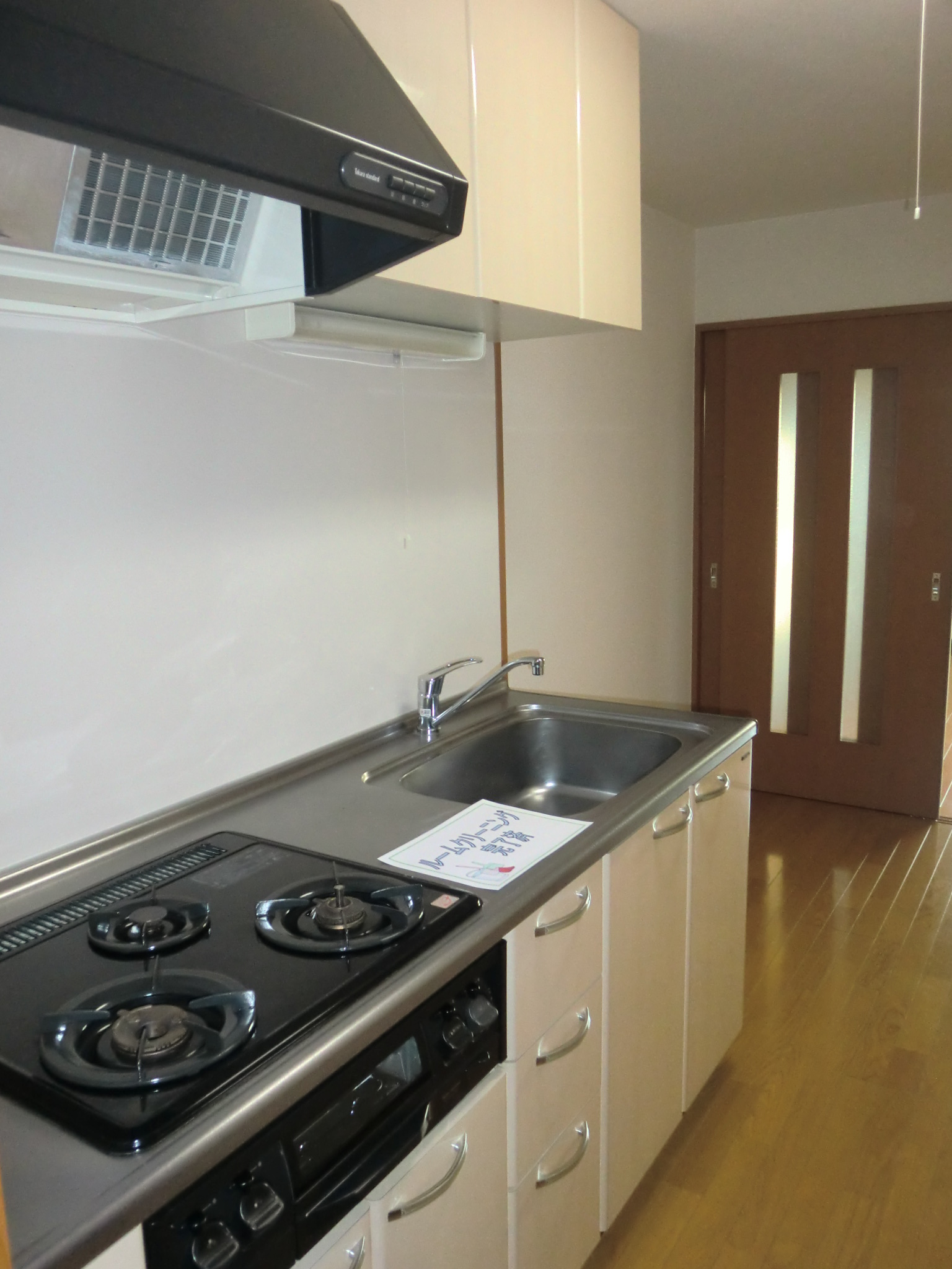 Kitchen. Refrigerator in the kitchen next to ・ You can put even the cupboard. 