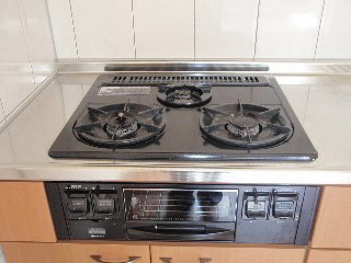 Kitchen. Three-necked gas stove with grill! 