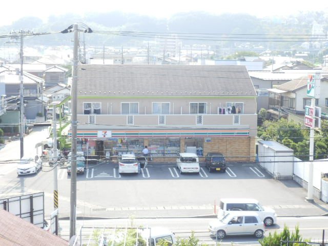 Convenience store. Seven-Eleven (convenience store) to 400m