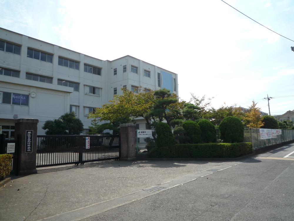 Junior high school. Taiyo 2-minute walk from the 160m field to junior high school. Above all in nearby school to go every day to the thriving junior high school extracurricular activities.