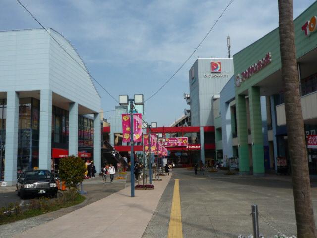 Shopping centre. Large shopping center of 1500m large parking lot equipped to Olympic Shonan. Cinema from grocery ・ Very convenient go to shop