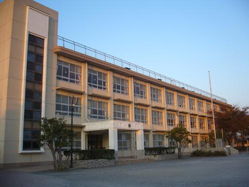 Primary school. 876m until Hiratsuka Tatsuko Elementary School