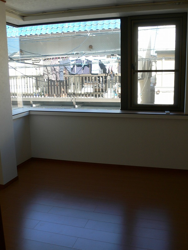 Living and room. A large bay window is located in the Western-style.