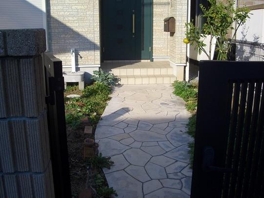 Local appearance photo. From the gate to the door