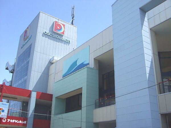Shopping centre. 950m to Olympic City (shopping center)