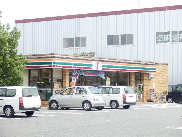 Convenience store. 700m to Seven-Eleven (convenience store)