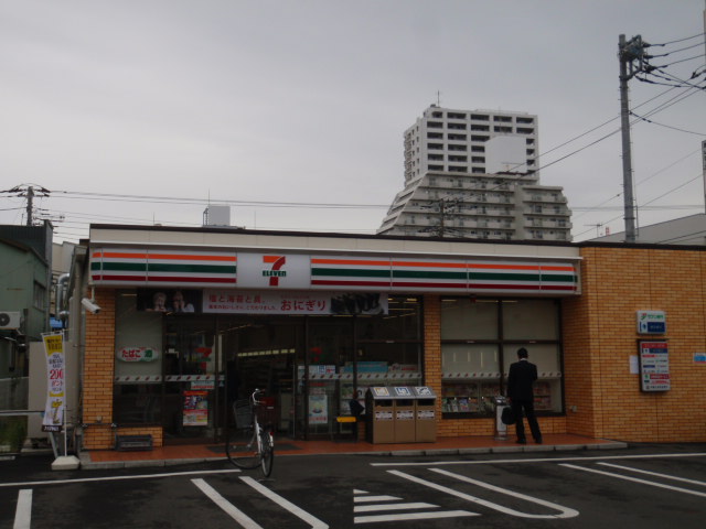 Convenience store. Seven-Eleven (convenience store) up to 100m