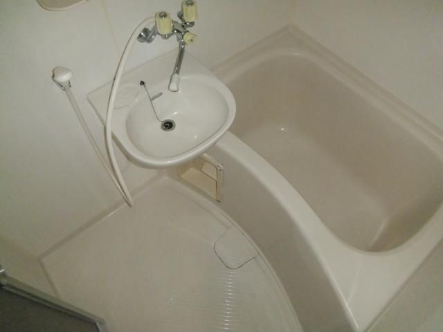 Bath. Wash basin with
