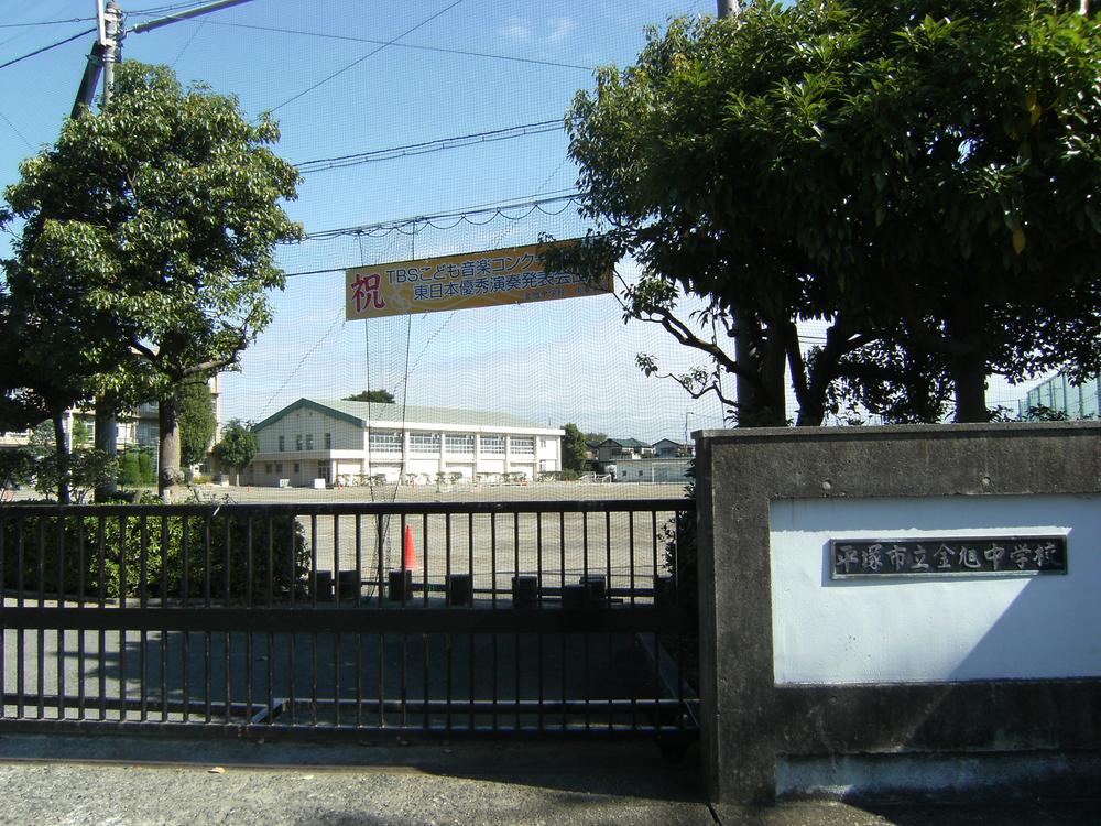 Junior high school. 1-minute walk from the 225m field to Hiratsuka Tatsugane Asahi Junior High School
