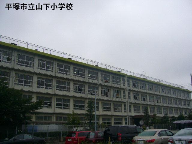 Primary school. 180m up to elementary school under Hiratsuka Tateyama