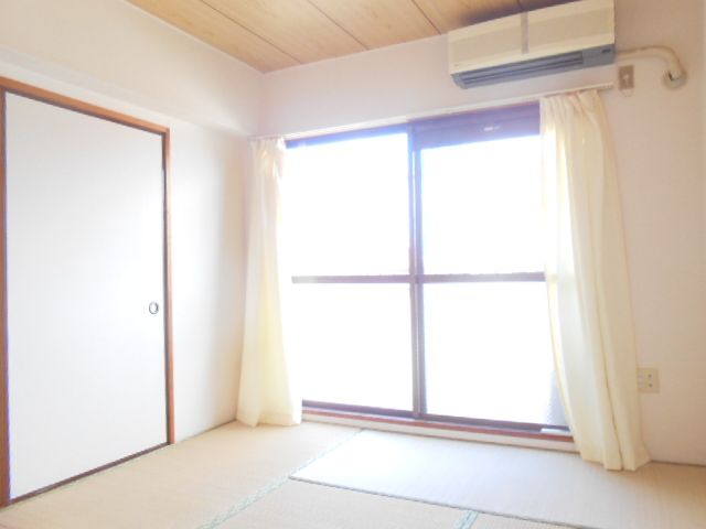 Living and room. Japanese-style room to settle