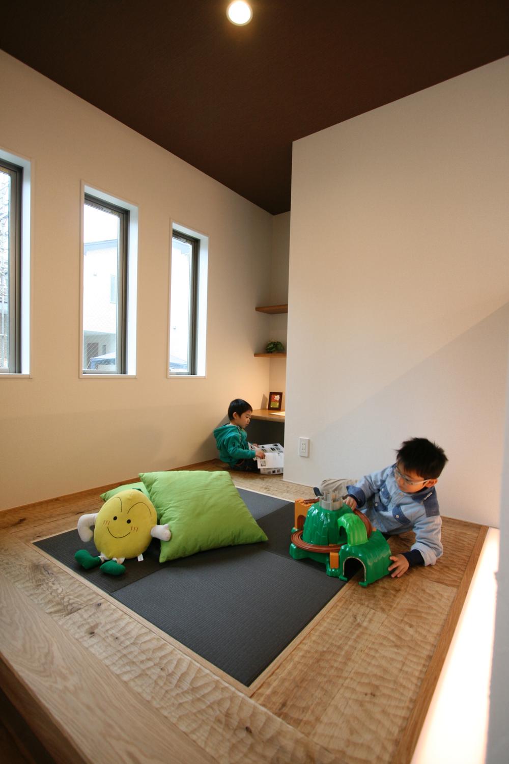 Non-living room. Indoor (April 2013) Shooting Japanese-style corner of retreat-style in the back of the LDK. Stylish tatami of dark brown.