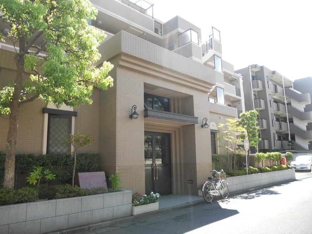 Entrance. Local (September 2013) Shooting