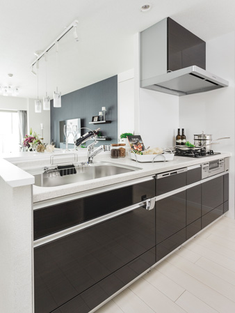 Kitchen.  [Open counter kitchen] Also impetus conversation of the bright and airy overlooking the living room with your family while the cooking, You can enjoy more the kitchen work. Adopt the artificial marble to match the interior taste the kitchen counter. Easy to clean.