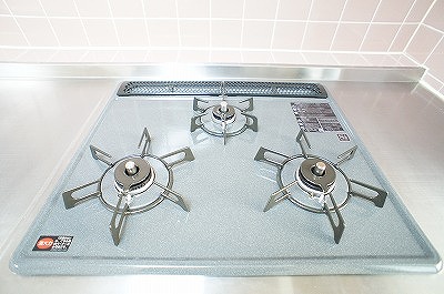 Kitchen. 3-neck gas stove