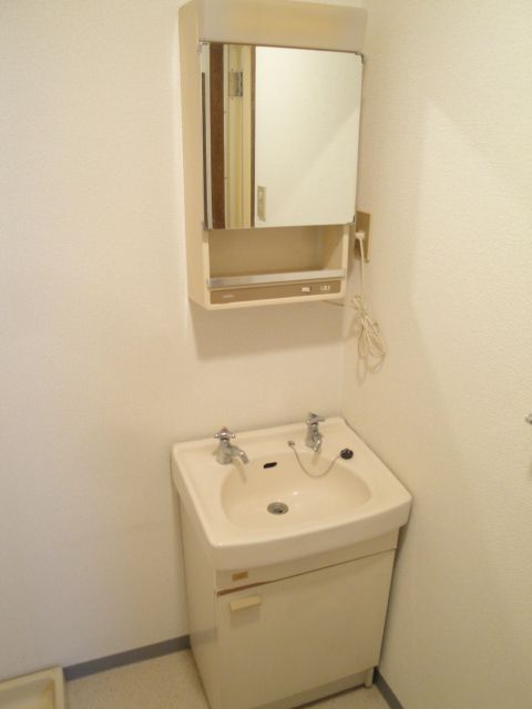 Washroom. Washbasin independence
