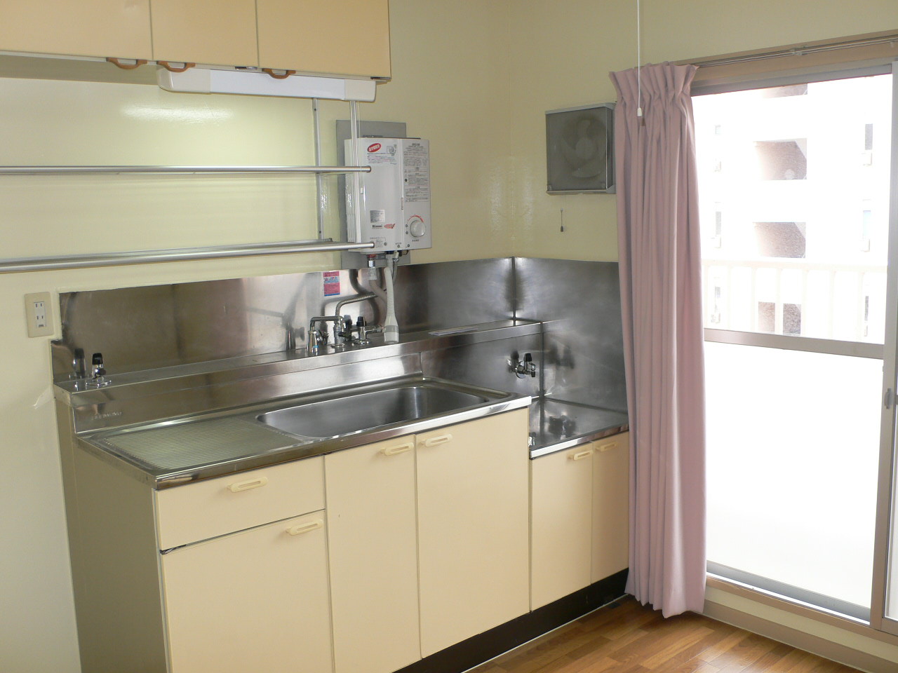 Kitchen. Photo is the same type ・ It is another dwelling unit. Curtain is not attached. 