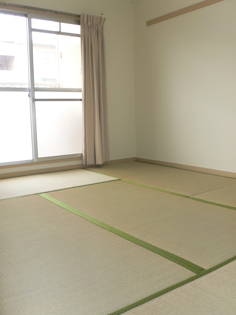 Living and room. Photo is the same type ・ It is another dwelling unit. Curtain is not attached. 