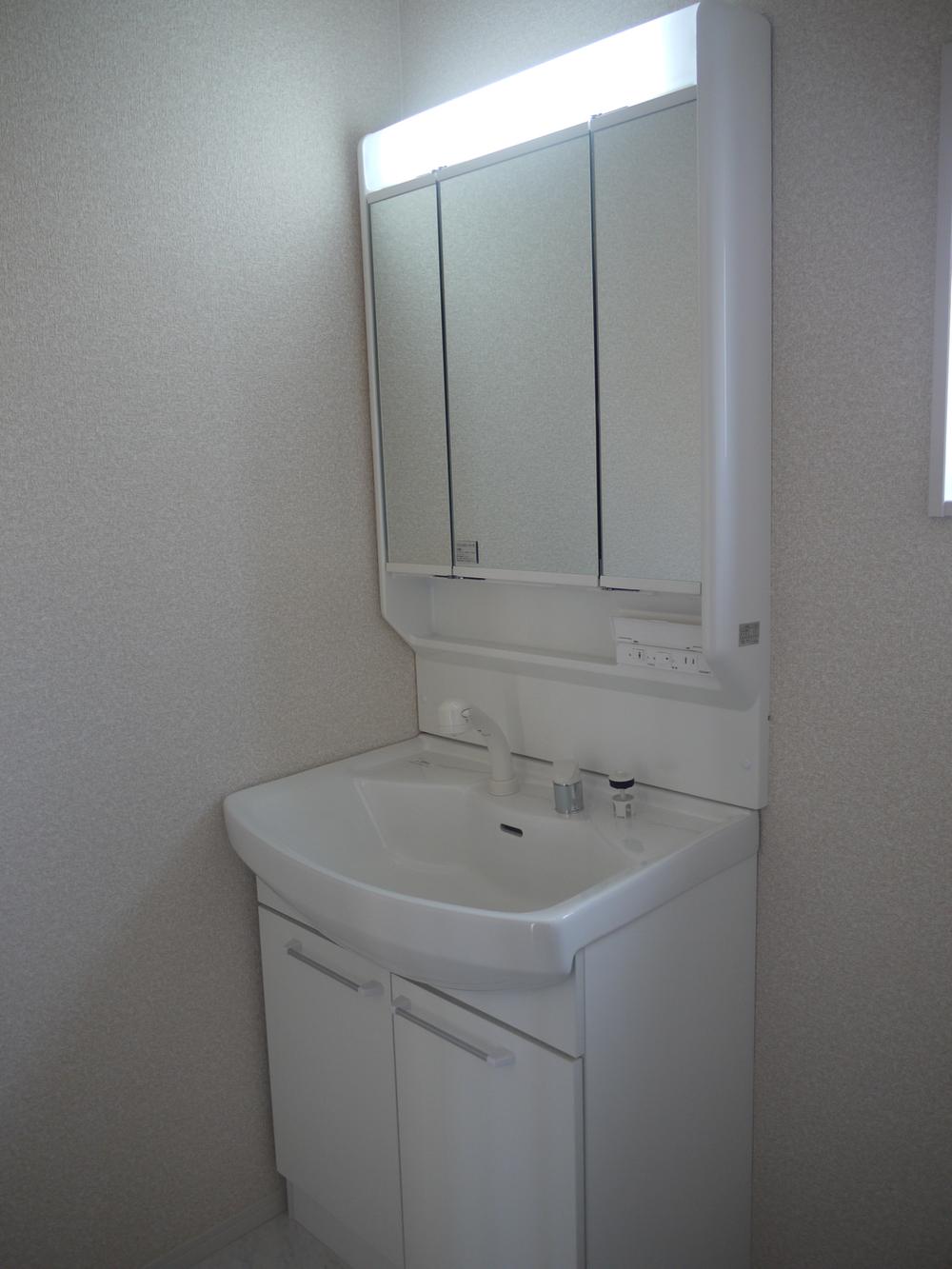 Wash basin, toilet. Indoor (12 May 2013)