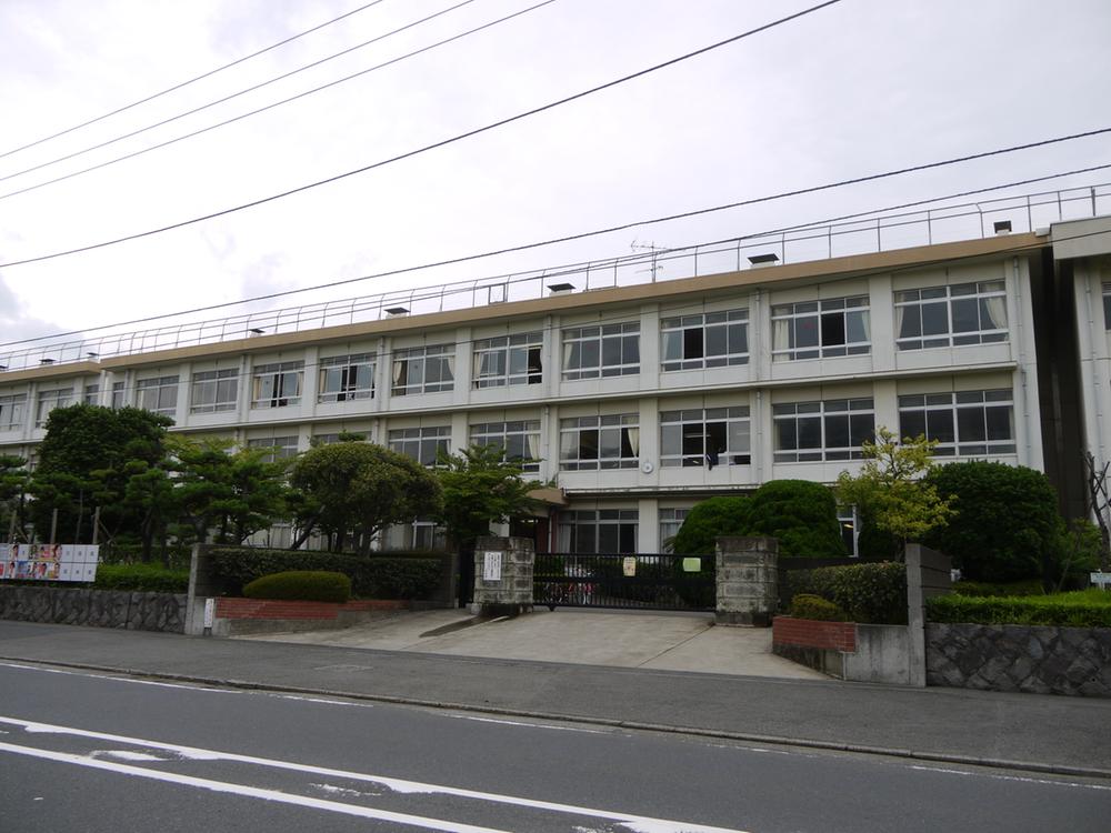 Junior high school. 875m until Hiratsuka Tachihama dake junior high school