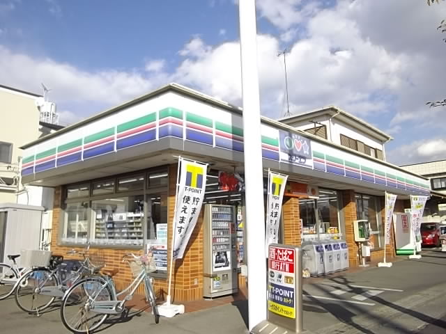 Convenience store. Three F Hiratsuka Tokunobu store up (convenience store) 718m