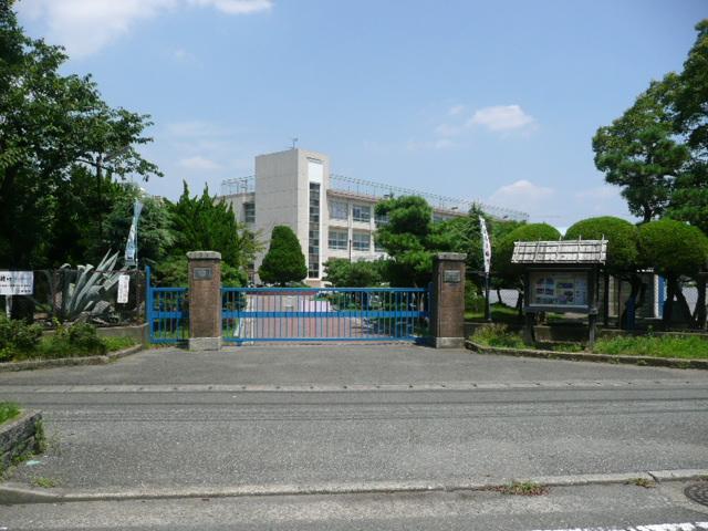 Primary school. 408m until Hiratsuka Tatsuko Elementary School