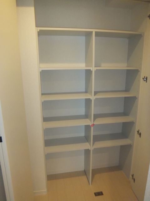 Receipt. Storage of the entrance side