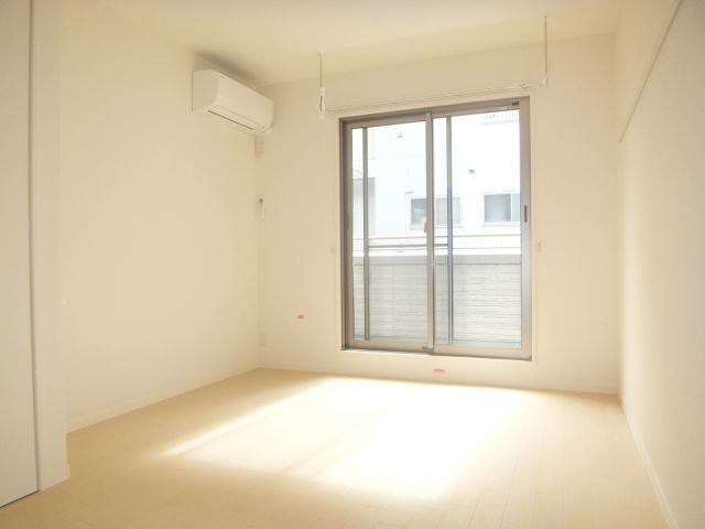 Living and room. Western-style 7.5 Pledge